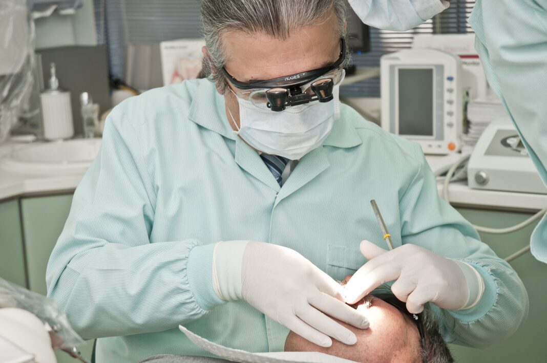 Dentista con un paciente