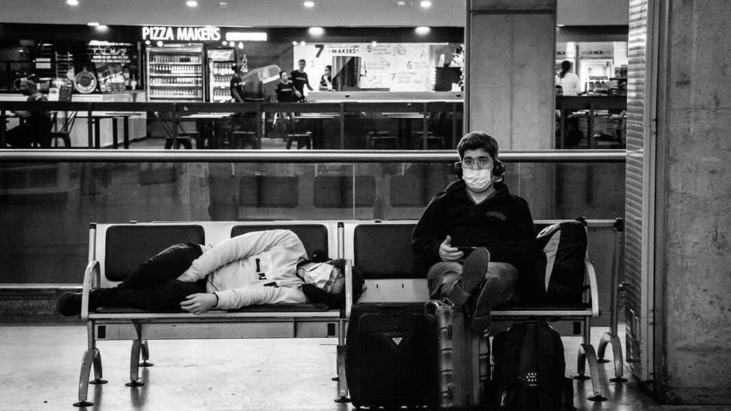 dos jóvenes en el aeropuerto