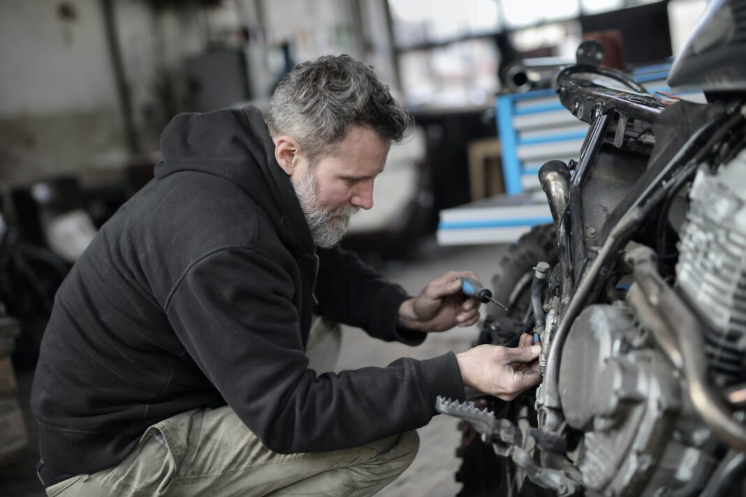 Mecánico arreglando motocicleta