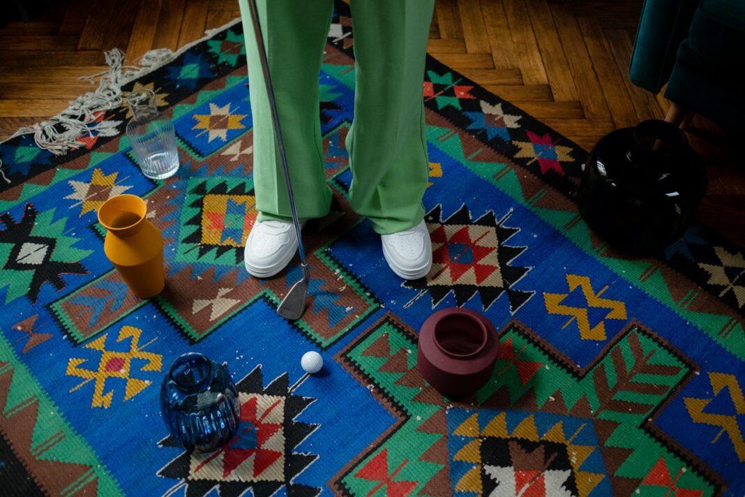 Persona pisando alfombra étnica de vivos colores