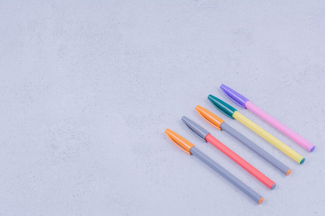 Conjunto de bolígrafos de colores sobre una mesa
