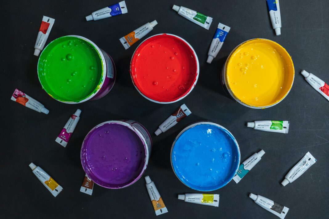 Cubos de pintura de distintos colores