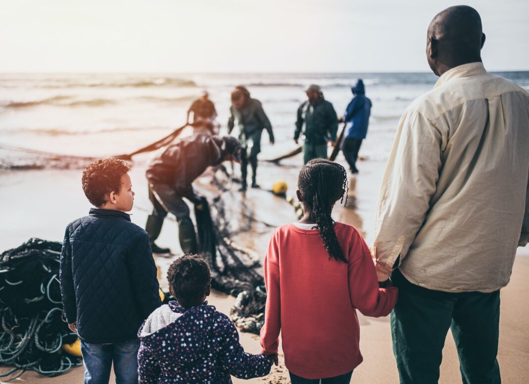 Familia de inmigrantes en la playa