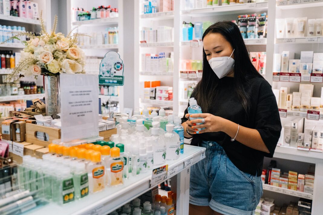 Mujer comprando productos dentro de una farmacia