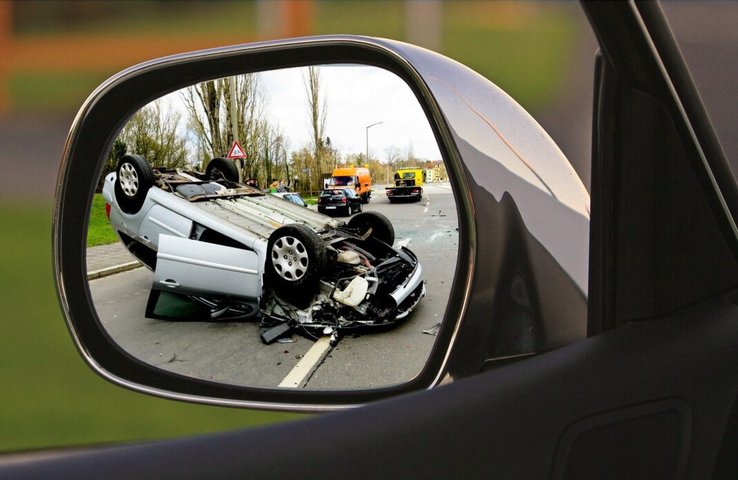 Accidente de tráfico captado desde un espejo retrovisor de un coche