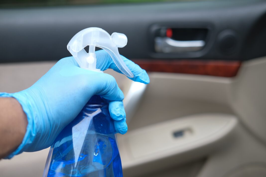 Productos de limpieza en el interior de un coche