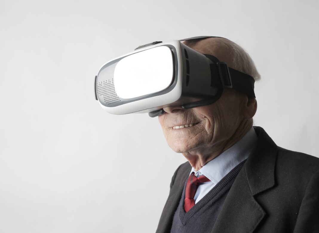 Señor en traje con unas gafas de realidad virtual