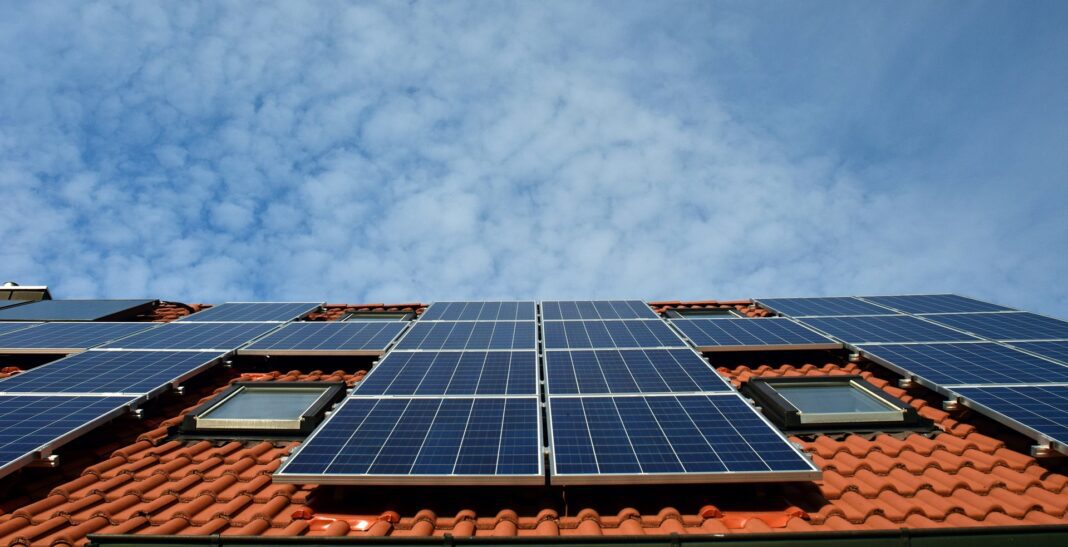 Paneles solares instalados en un tejado