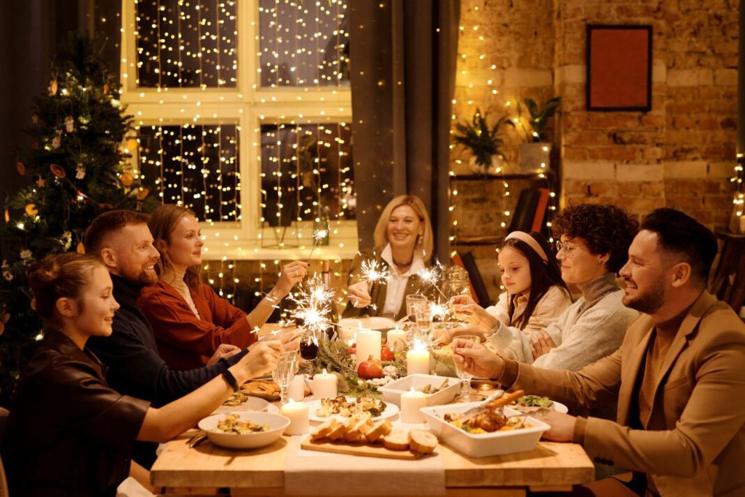 Familia cenando en Navidad
