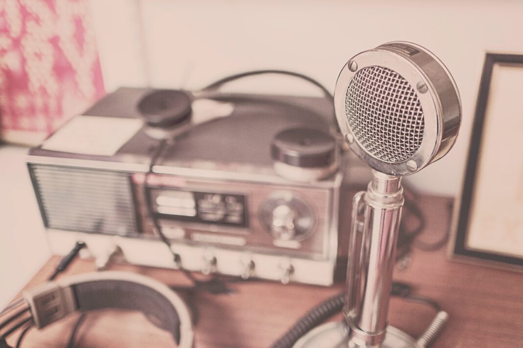 Emisora de radio y micrófono antiguos