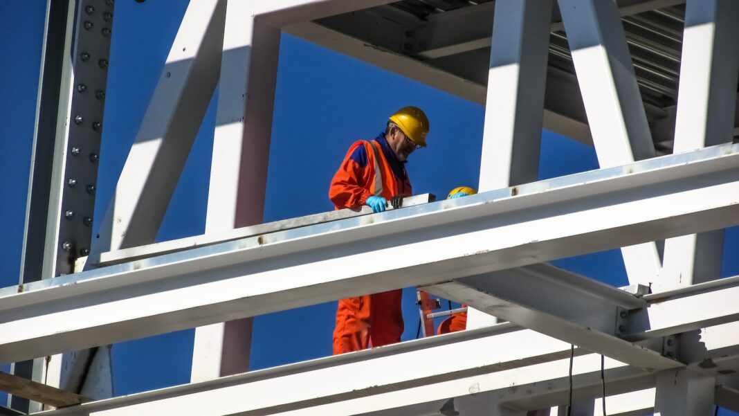 Obrero trabajando en la estructura de un edificio