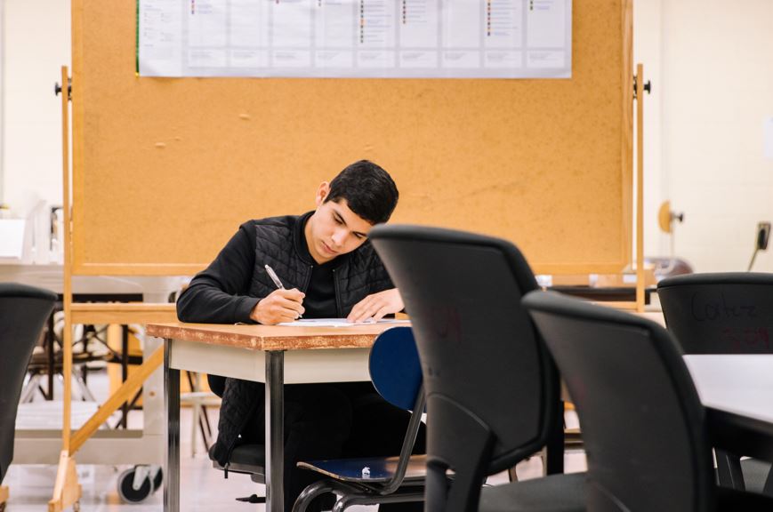 Alumno realizando un examen