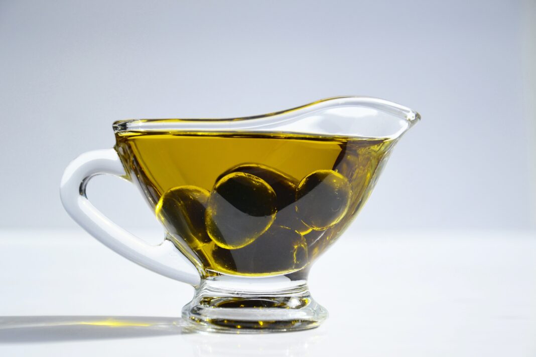 Recipiente con aceitunas relleno de aceite de oliva
