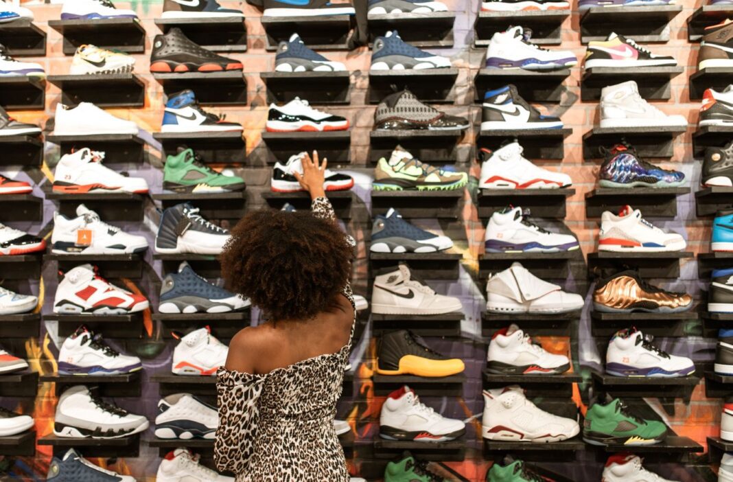 Mujer comprando calzado deportivo