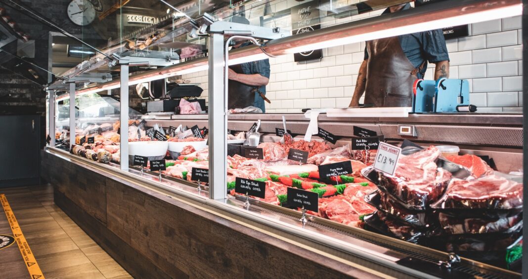 Mostrador de una carnicería llena de piezas de carne para su venta
