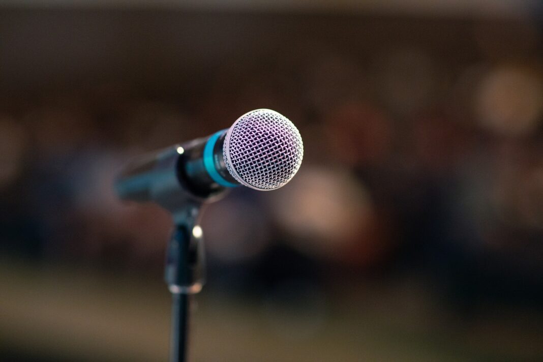 Micrófono colocado en un pie de un escenario