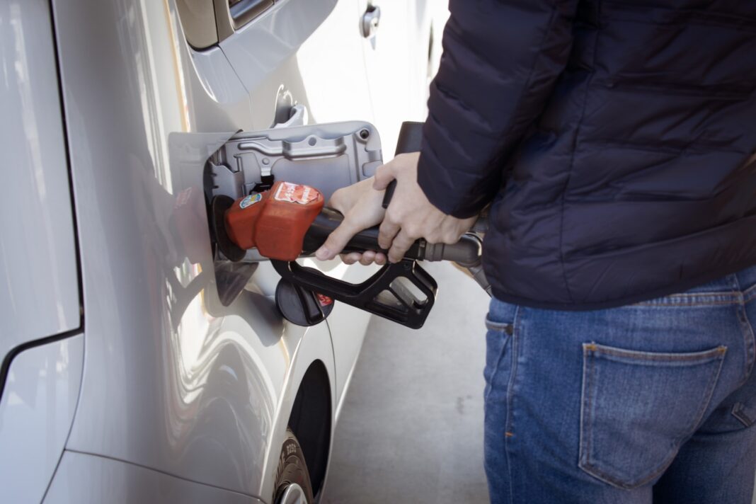 Cliente rellenando el depósito de su coche con carburante