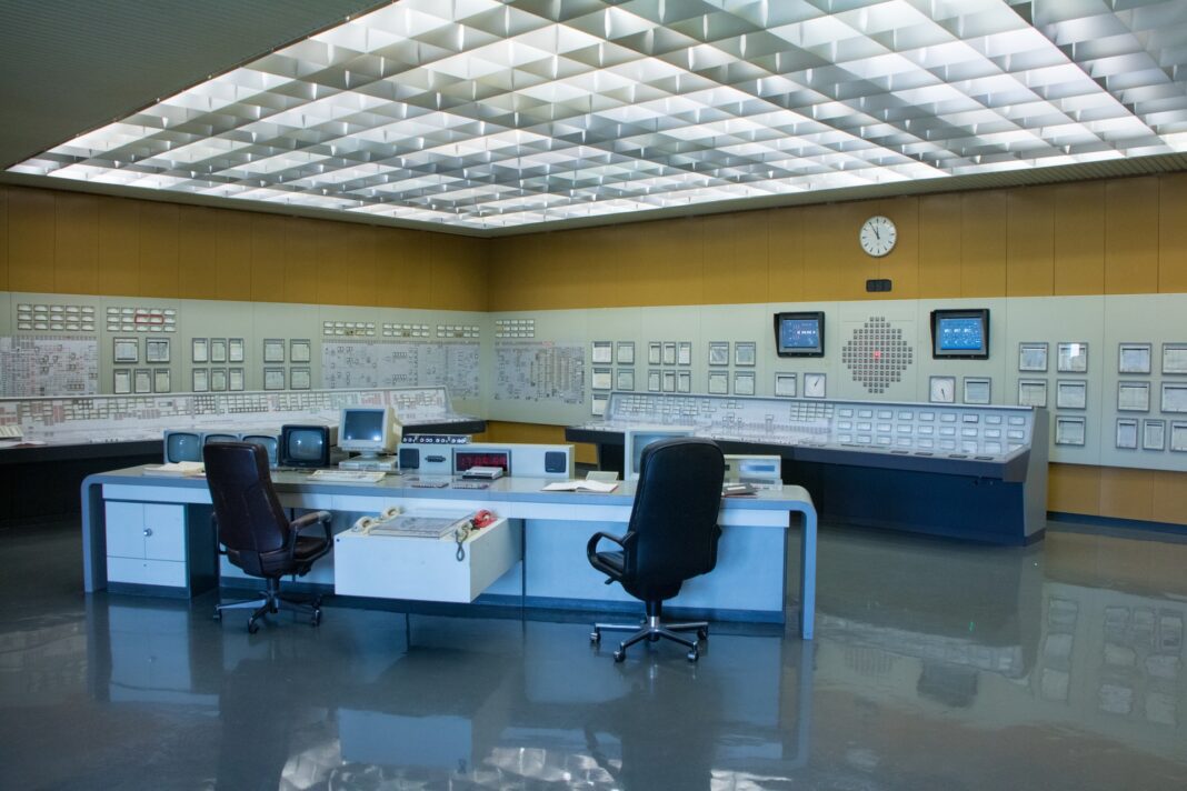 Interior de los mandos de control de una planta de energía nuclear