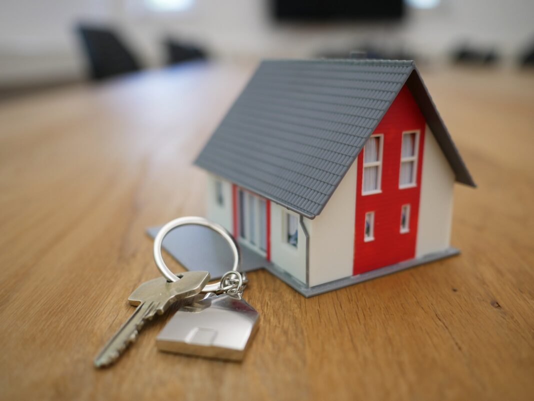 Maqueta de una vivienda con unas llaves al lado
