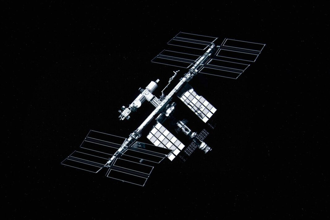 La ISS flotando en el espacio