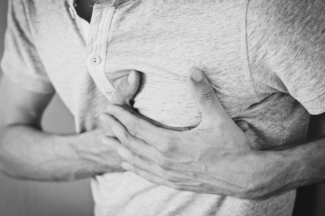 Hombre sujetándose el pecho al sufrir un ataque al corazón