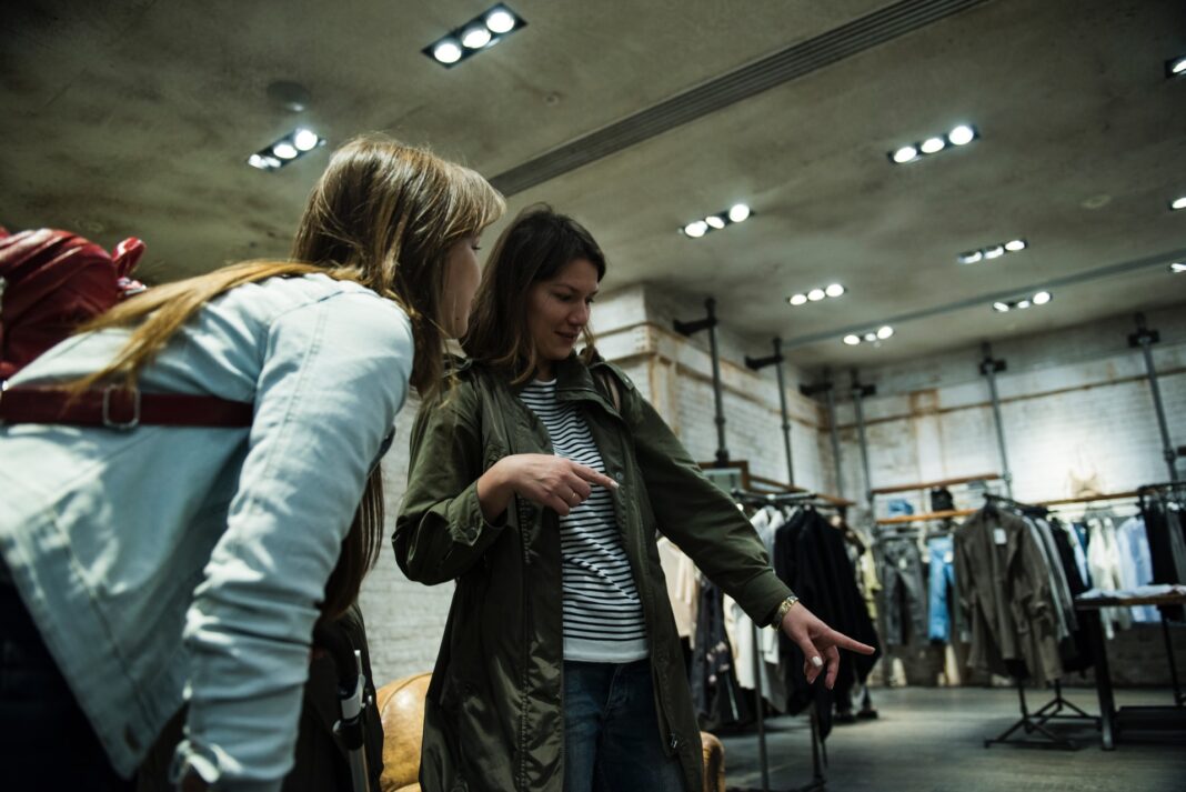 Dos chicas comprando ropa en una franquicia de moda