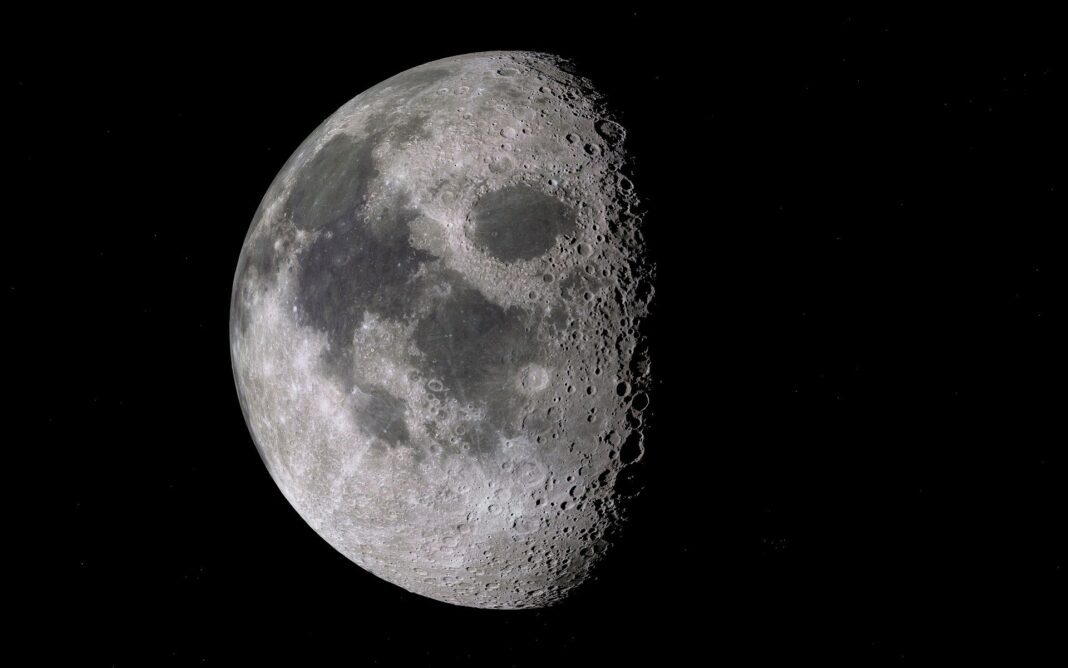 Fotografía de la Luna en mitad del espacio