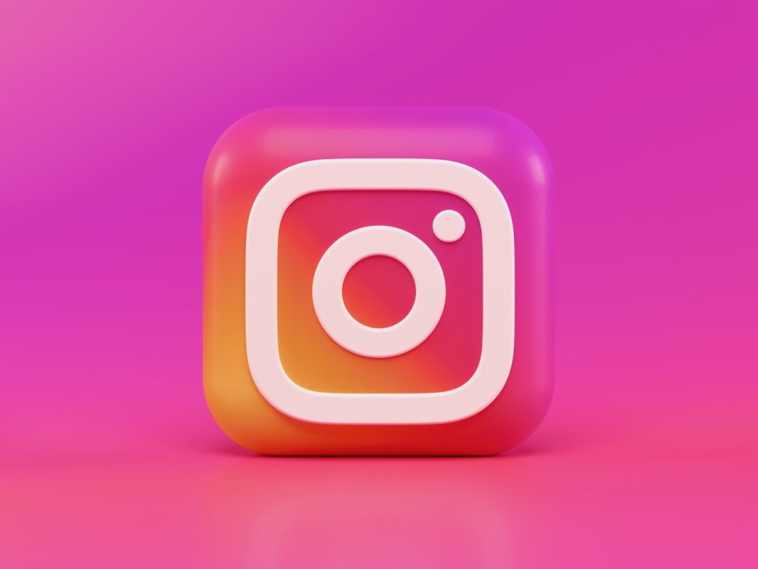 logo de instagram sobre fondo rosa
