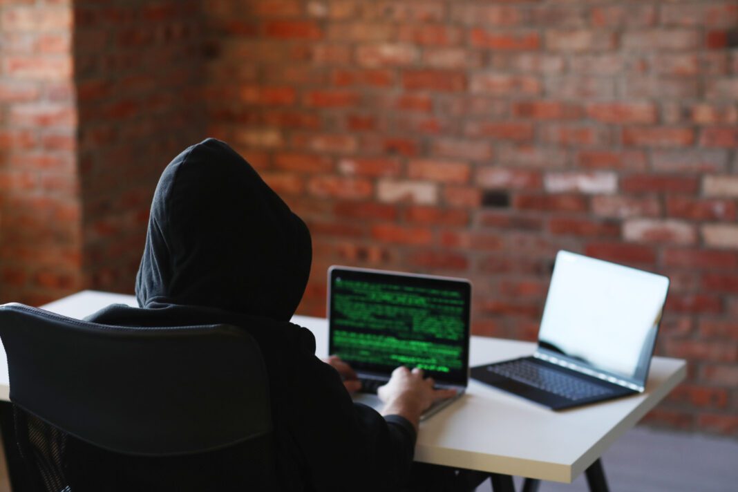 Hacker tecleando en un ordenador portátil