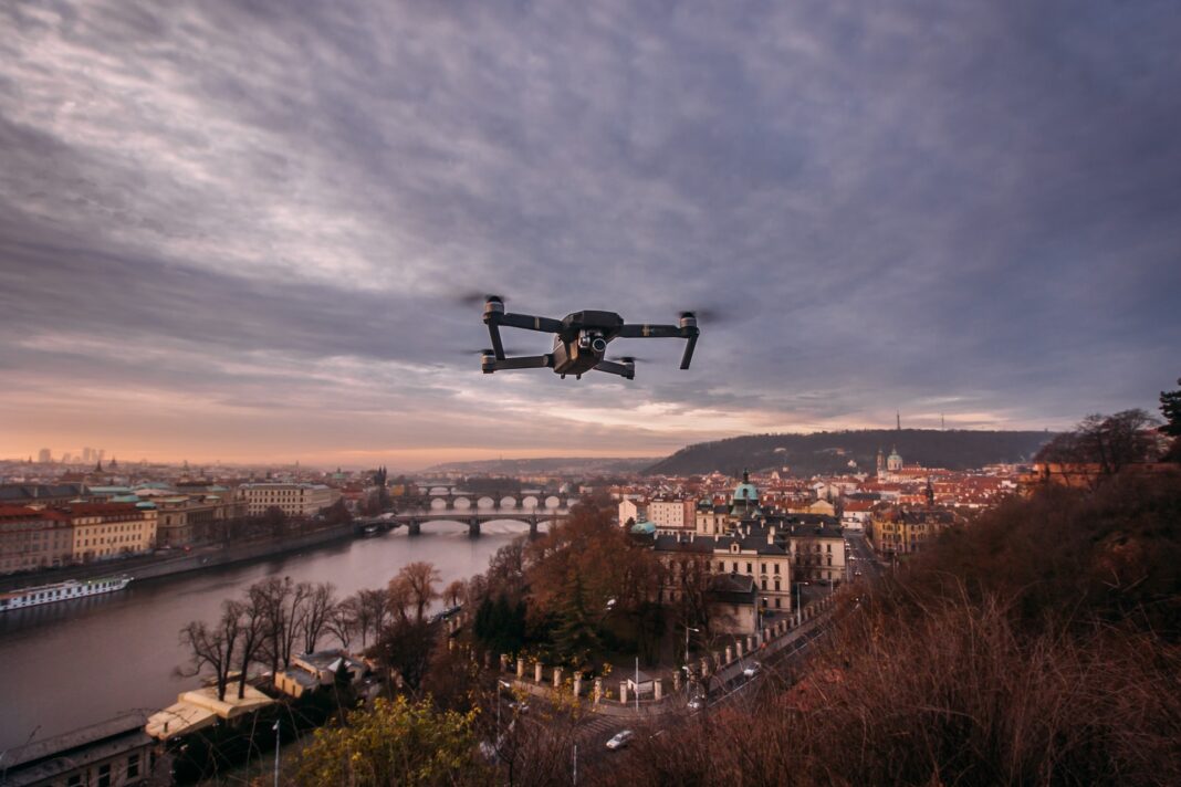 Dron sobrevolando una ciudad