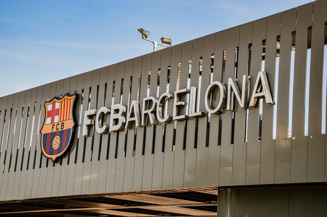 Logotipo del Barça en la entrada a su estadio