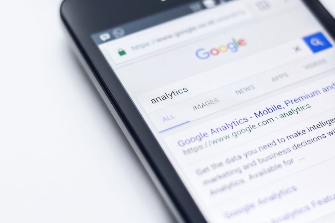Móvil mostrando una búsqueda de Google Analytics