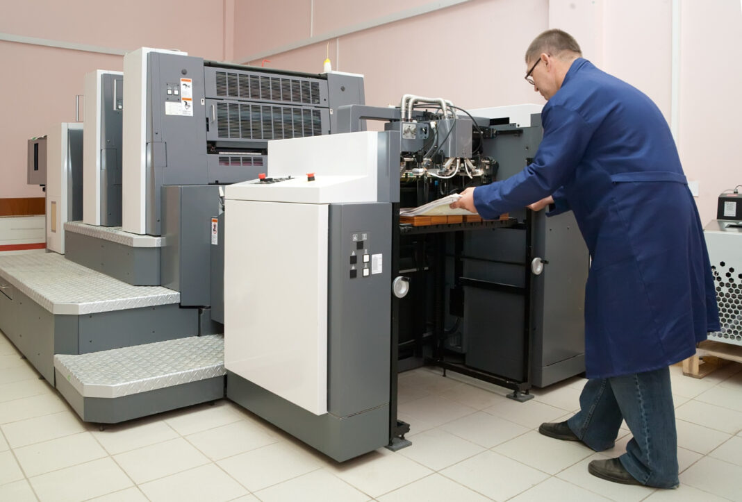 Maquinaria de impresión con operario