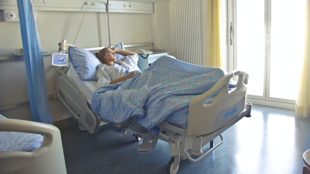 mujer en la camilla de hospital