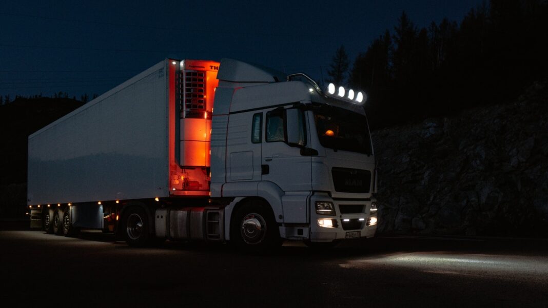 camión en la carretera de noche