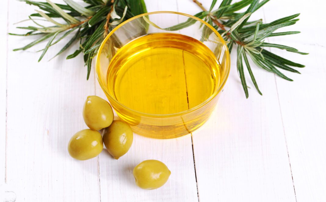 Vaso con aceitunas y aceite de oliva