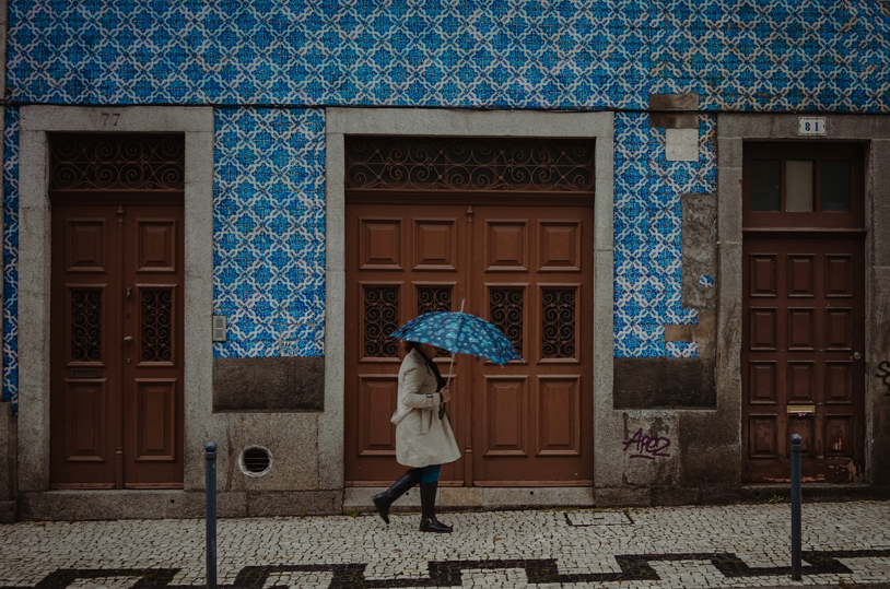 Mujer pasean por una calle con azulejos