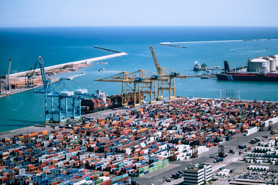 Puerto comercial lleno de contenedores de transporte