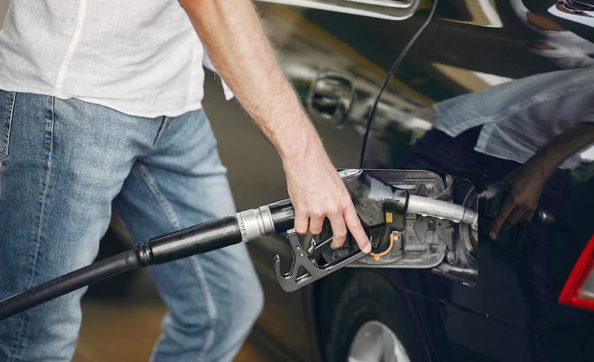 Persona rellenando el combustible de su coche