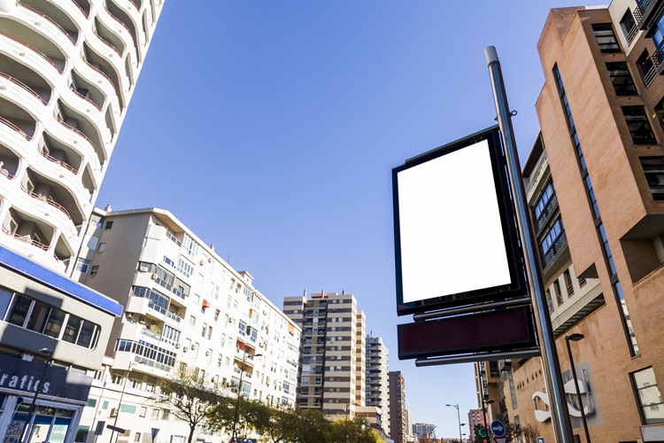 paisaje-urbano-con-letrero-luminoso pantalla publicidad exterior