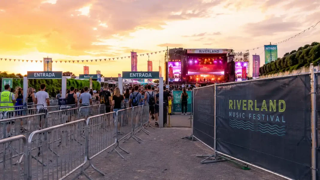 Vallado para festivales instalado en la entrada de un evento musical