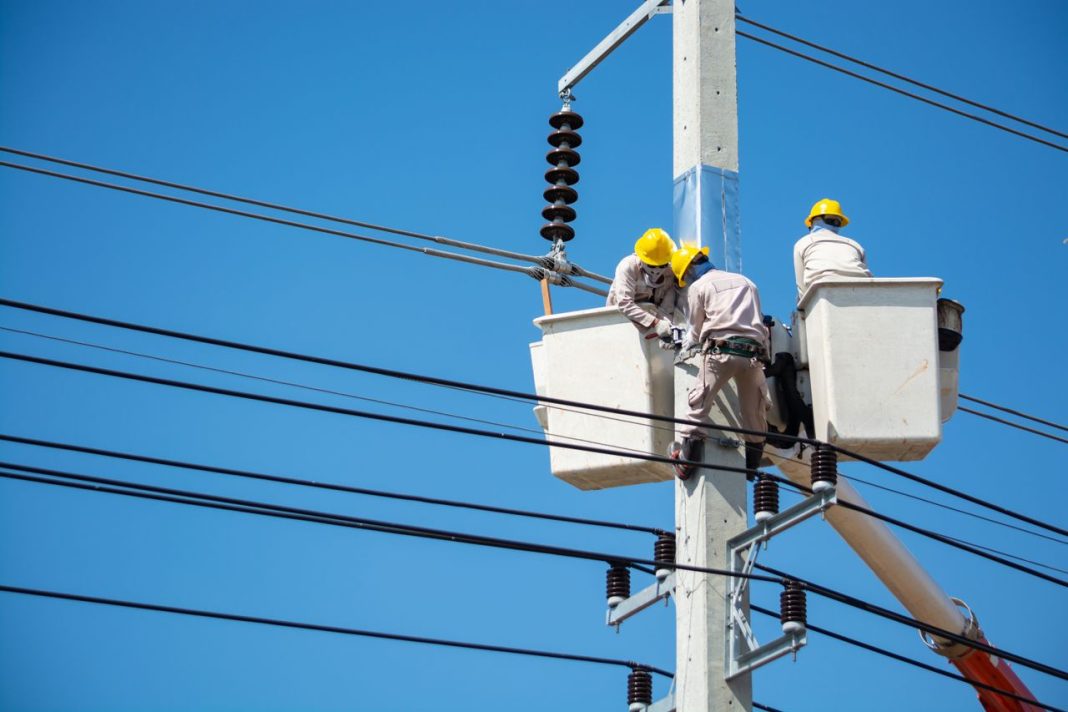 pexels-thampapon-otavorn-580937347-17018103 Instalación de sistemas eléctricos eficientes y cuadros de distribución para empresas en Arganda del Rey